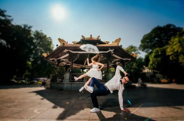 Cặp đôi diện giày thể thao nhảy hip-hop trong đám cưới, chụp bộ ảnh nhảy quanh Hà Nội Cặp đôi diện giày thể thao nhảy hip-hop trong đám cưới, chụp bộ ảnh nhảy quanh Hà Nội